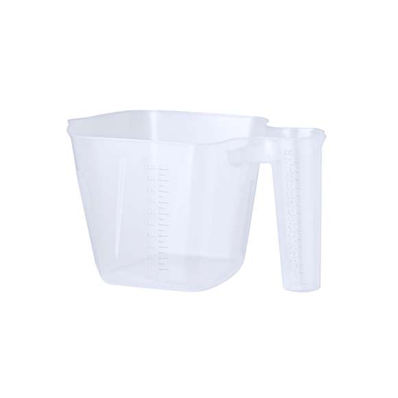Jarra medidora de 1L fabricada en resistente PP transparente, con asa medidora integrada. Compartimento principal de 1 litro de capacidad, con medidor lateral en tramos en 50 ml. Asa para tomas más precisas, con medidor lateral en tramos de 5 ml. Vertedor para evitar derrames en ambos recipientes.