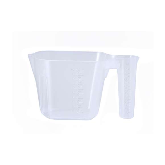 Jarra medidora de 1L fabricada en resistente PP transparente, con asa medidora integrada. Compartimento principal de 1 litro de capacidad, con medidor lateral en tramos en 50 ml. Asa para tomas más precisas, con medidor lateral en tramos de 5 ml. Vertedor para evitar derrames en ambos recipientes.