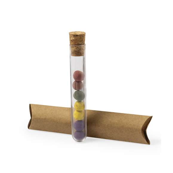Set de bombón con semillas presentado en recipiente de plástico con tapón de corcho. Este kit de huerto contiene semillas de albahaca, hinojo, perejil y orégano. Presentado y protegido dentro de un sobre de cartón reciclado con instrucciones de plantado.