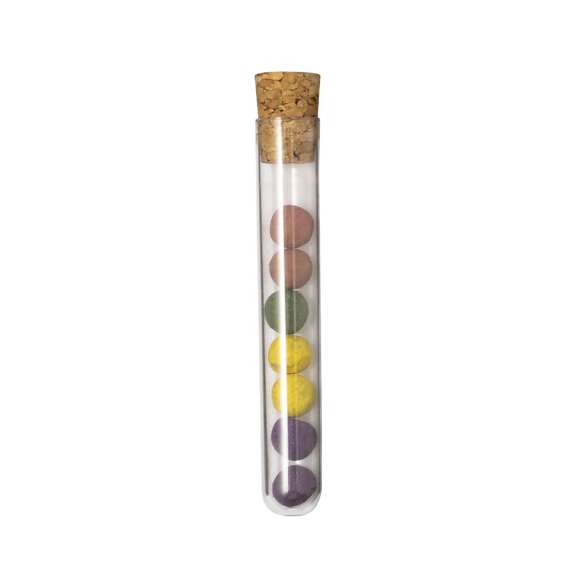 Set de bombón con semillas presentado en recipiente de plástico con tapón de corcho. Este kit de huerto contiene semillas de albahaca, hinojo, perejil y orégano. Presentado y protegido dentro de un sobre de cartón reciclado con instrucciones de plantado.
