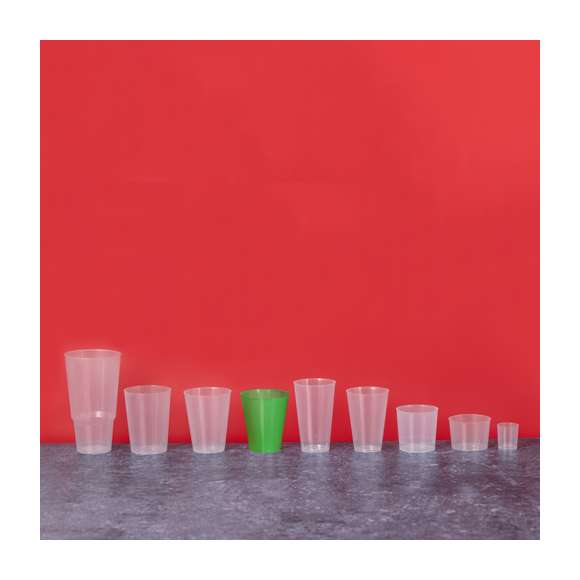 Vaso de 1,2L de capacidad en resistente y flexible material PP. Reutilizable y en acabado translúcido, con forma especial en la parte inferior para adaptarse a posavasos.