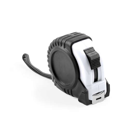  	Flexómetro de 3 metros con cuchilla metálica y mecanismo de bloqueo. Con cuerpo de suave acabado en variados colores, recubierto con funda protectora de resistente goma, clip metálico para cinturón y cinta de transporte. Con troquelado especial para marcaje en doming/gota de resina y presentado en caja individual.