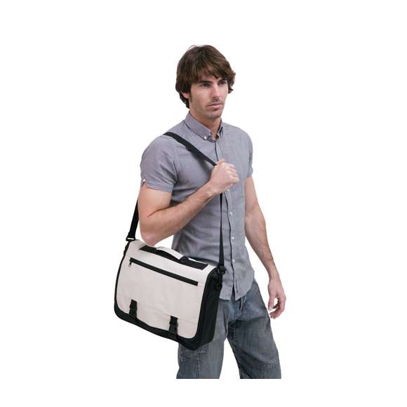 Portadocumentos con solapa de cierre de velcro en poliéster 600D con elegante tira frontal en color negro. Con asas de transporte reforzadas y cinta bandolera ajustable. Compartimentos interiores para bolígrafos y funda para smartphone en PVC con función táctil.