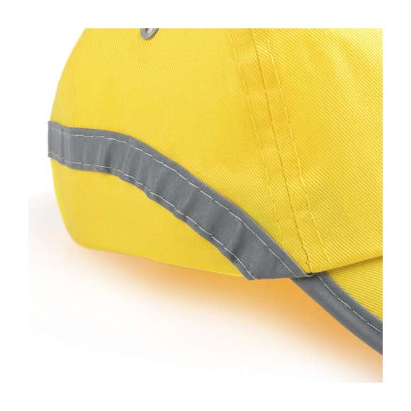 Gorra de 5 paneles en material 100% algodón y tira reflectante en visera y cuerpo. En variada gama de vivo colores, con orificios de ventilación bordados y cierre ajustable de velcro.