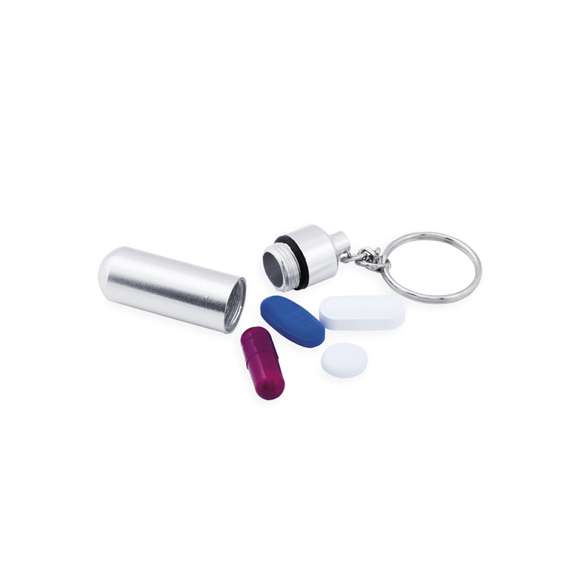 Llavero pastillero de discreto diseño con cuerpo en aluminio de acabado brillante y cierre a rosca.