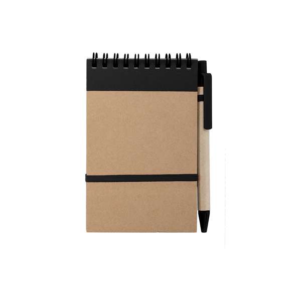 Libreta de anillas hecha de resistente cartón reciclado bicolor con suaves tapas, elástico de sujeción en portada y bolígrafo en cartón reciclado a juego. En atrevidos colores.