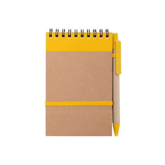 Libreta de anillas hecha de resistente cartón reciclado bicolor con suaves tapas, elástico de sujeción en portada y bolígrafo en cartón reciclado a juego. En atrevidos colores.