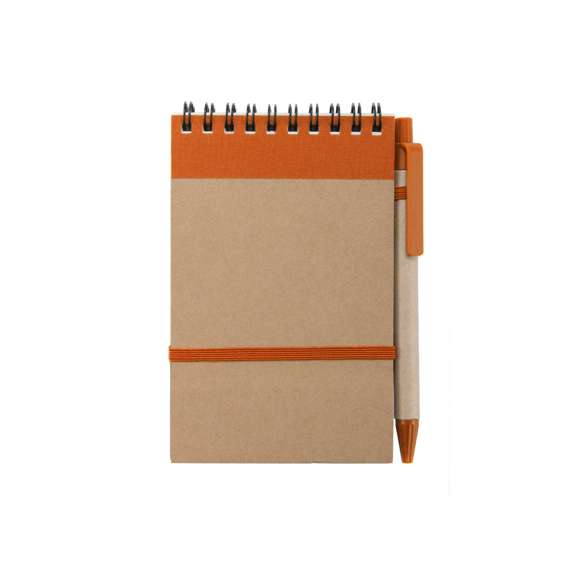 Libreta de anillas hecha de resistente cartón reciclado bicolor con suaves tapas, elástico de sujeción en portada y bolígrafo en cartón reciclado a juego. En atrevidos colores.