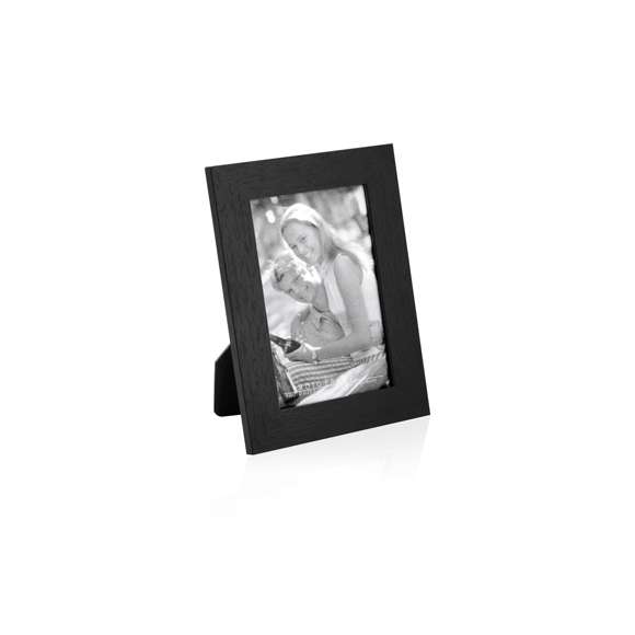 Portafotos en variada gama de colores con marco de madera. Con cristal protector y soporte antideslizante para posicionado horizontal y vertical. Para fotos de hasta 10x15cm y presentado en caja individual.