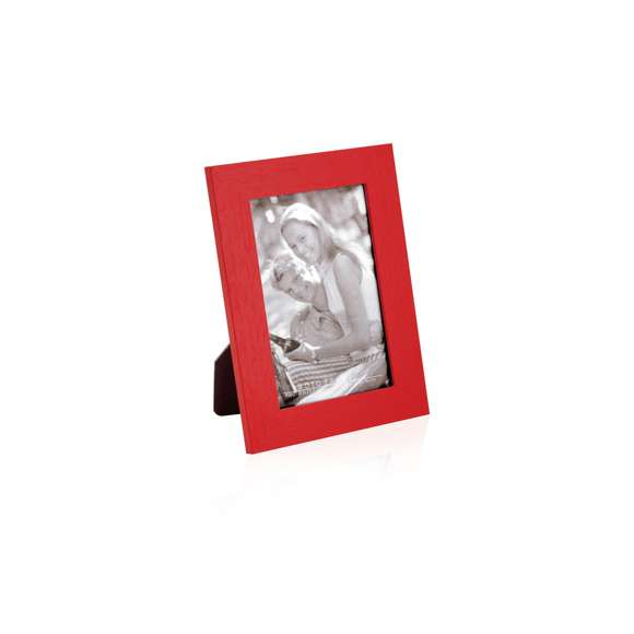 Portafotos en variada gama de colores con marco de madera. Con cristal protector y soporte antideslizante para posicionado horizontal y vertical. Para fotos de hasta 10x15cm y presentado en caja individual.