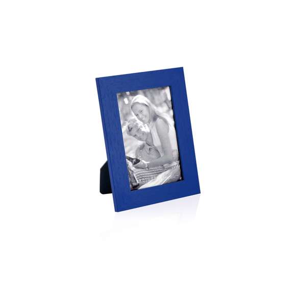 Portafotos en variada gama de colores con marco de madera. Con cristal protector y soporte antideslizante para posicionado horizontal y vertical. Para fotos de hasta 10x15cm y presentado en caja individual.