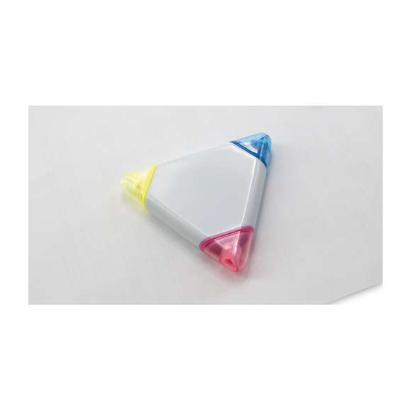  	Original marcador fluorescente de tres colores con cuerpo triangular en suave acabado brillante de color blanco, especialmente diseñado para marcaje digital a todo color. Con capuchas translúcidas juego con marcador.