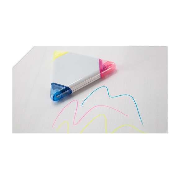 	Original marcador fluorescente de tres colores con cuerpo triangular en suave acabado brillante de color blanco, especialmente diseñado para marcaje digital a todo color. Con capuchas translúcidas juego con marcador.