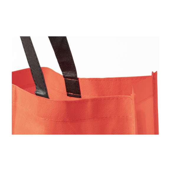 Bolsa en non-woven de 100g/m2, en variada gama de vivos colores. Con asas largas de 70cm en color negro, fuelle reforzado con ribete a juego y acabado cosido.
