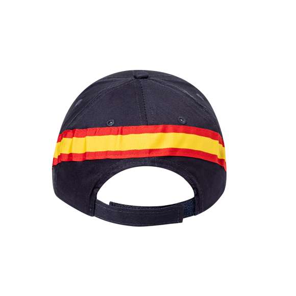 Gorra de diseño bandera nacional en material 100% algodón peinado. De 6 paneles, con sandwich tricolor y accesorios de bandera en laterales y parte trasera. Con orificios de ventilación bordados y cierre ajustable de velcro.