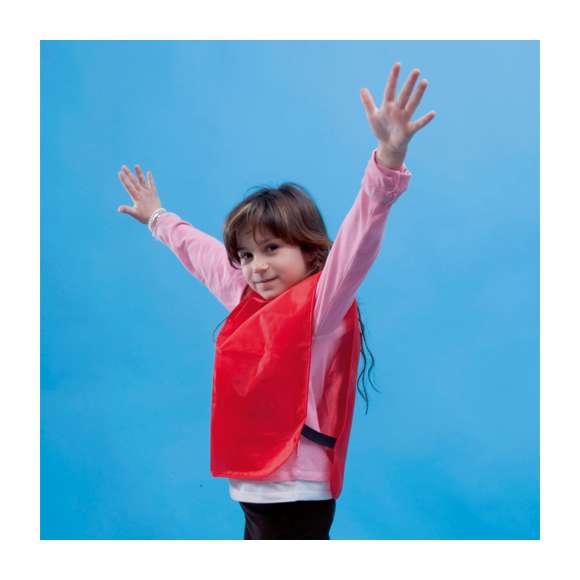 Peto deportivo para niño en suave y resistente poliéster 190T de vivos colores y laterales rematados con elásticos. Talla única.