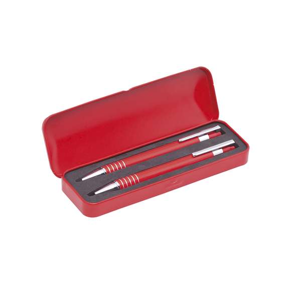 Set de bolígrafo de mecanismo pulsador y portaminas en original diseño bicolor. De cuerpo metálico en suave acabado de vivos colores y accesorios en colores plateados. Con empuñadura anillada y presentado en resistente estuche individual metálico a juego con suave espuma troquelada. Bolígrafo de cartucho jumbo con tinta azul y portaminas con minas de 0,7mm incluidas.