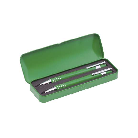 Set de bolígrafo de mecanismo pulsador y portaminas en original diseño bicolor. De cuerpo metálico en suave acabado de vivos colores y accesorios en colores plateados. Con empuñadura anillada y presentado en resistente estuche individual metálico a juego con suave espuma troquelada. Bolígrafo de cartucho jumbo con tinta azul y portaminas con minas de 0,7mm incluidas.