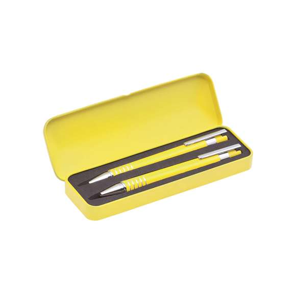 Set de bolígrafo de mecanismo pulsador y portaminas en original diseño bicolor. De cuerpo metálico en suave acabado de vivos colores y accesorios en colores plateados. Con empuñadura anillada y presentado en resistente estuche individual metálico a juego con suave espuma troquelada. Bolígrafo de cartucho jumbo con tinta azul y portaminas con minas de 0,7mm incluidas.