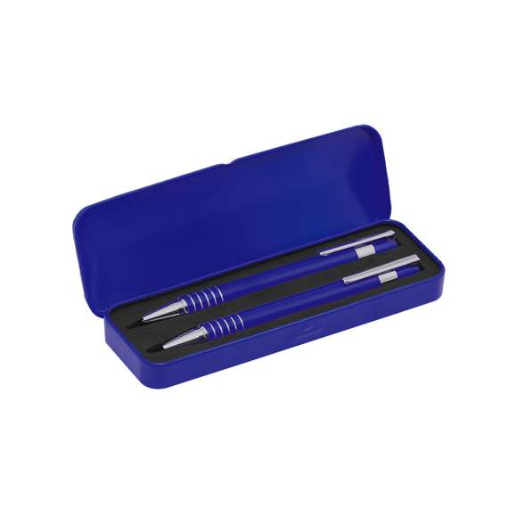 Set de bolígrafo de mecanismo pulsador y portaminas en original diseño bicolor. De cuerpo metálico en suave acabado de vivos colores y accesorios en colores plateados. Con empuñadura anillada y presentado en resistente estuche individual metálico a juego con suave espuma troquelada. Bolígrafo de cartucho jumbo con tinta azul y portaminas con minas de 0,7mm incluidas.