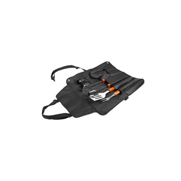 Set de barbacoa de 7 accesorios. Incluye paleta, trinchador y pinzas de acero inox con mango de madera. Con manopla acolchada y botes dosificadores para sal y pimienta. Presentado en estuche de resistente poliéster 600D en color negro con cierre de botones metálicos. Con cinta de transporte ajustable con cierre de clic en resistente nylon.