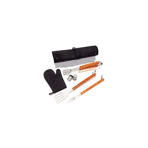 Set de barbacoa de 7 accesorios. Incluye paleta, trinchador y pinzas de acero inox con mango de madera. Con manopla acolchada y botes dosificadores para sal y pimienta. Presentado en estuche de resistente poliéster 600D en color negro con cierre de botones metálicos. Con cinta de transporte ajustable con cierre de clic en resistente nylon.