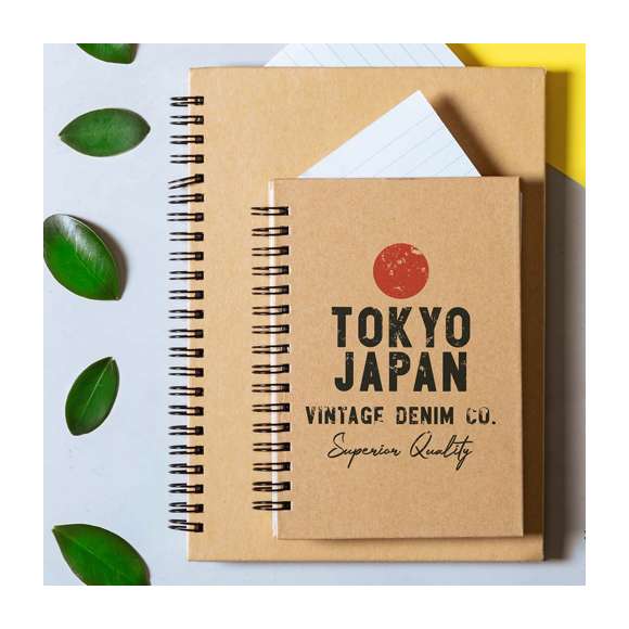 Libreta de anillas con tapas de suave tacto acabadas en resistente cartón reciclado rígido en variados colores. Con 80 hojas de distribución a una raya.