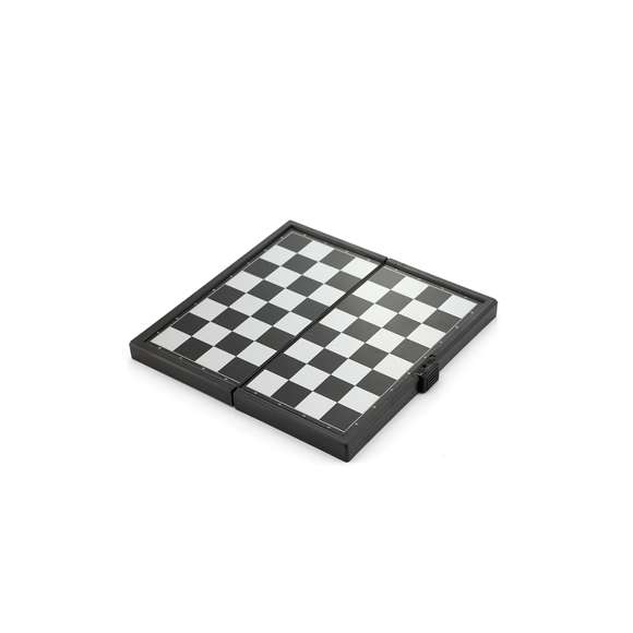  	Juego de mesa plegable con superficie metálica y fichas magnéticas. Disponibles parchís, tres en raya y damas. Presentado en caja individual.