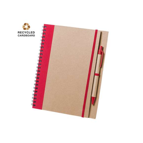 Libreta de anillas de línea nature fabricada en cartón reciclado. Con tapas duras de colores bitonos en color natural y extensa variedad de colores. Cuenta con un elástico de cierre, soporte para bolígrafo a juego y bolígrafo de cartón reciclado