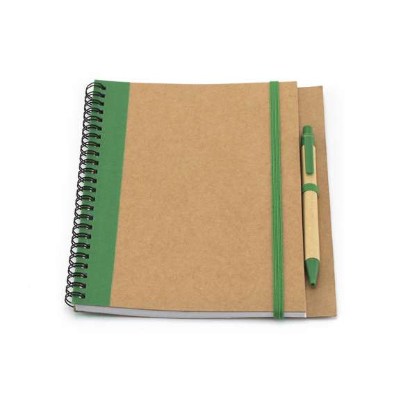 Libreta de anillas de línea nature fabricada en cartón reciclado. Con tapas duras de colores bitonos en color natural y extensa variedad de colores. Cuenta con un elástico de cierre, soporte para bolígrafo a juego y bolígrafo de cartón reciclado