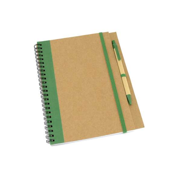 Libreta de anillas de línea nature fabricada en cartón reciclado. Con tapas duras de colores bitonos en color natural y extensa variedad de colores. Cuenta con un elástico de cierre, soporte para bolígrafo a juego y bolígrafo de cartón reciclado