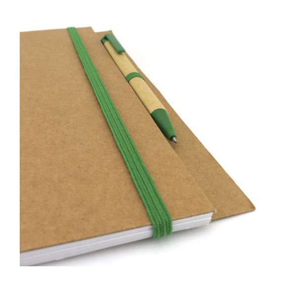 Libreta de anillas de línea nature fabricada en cartón reciclado. Con tapas duras de colores bitonos en color natural y extensa variedad de colores. Cuenta con un elástico de cierre, soporte para bolígrafo a juego y bolígrafo de cartón reciclado