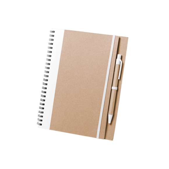 Libreta de anillas de línea nature fabricada en cartón reciclado. Con tapas duras de colores bitonos en color natural y extensa variedad de colores. Cuenta con un elástico de cierre, soporte para bolígrafo a juego y bolígrafo de cartón reciclado