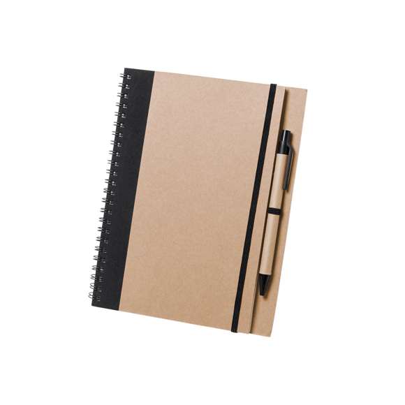 Libreta de anillas de línea nature fabricada en cartón reciclado. Con tapas duras de colores bitonos en color natural y extensa variedad de colores. Cuenta con un elástico de cierre, soporte para bolígrafo a juego y bolígrafo de cartón reciclado