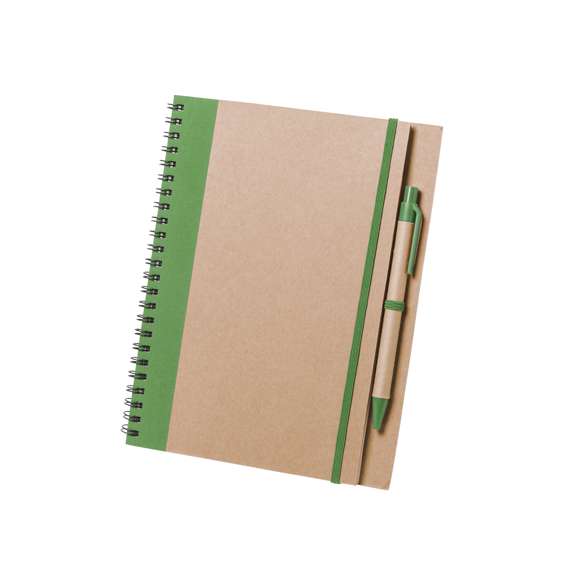 Libreta de anillas de línea nature fabricada en cartón reciclado. Con tapas duras de colores bitonos en color natural y extensa variedad de colores. Cuenta con un elástico de cierre, soporte para bolígrafo a juego y bolígrafo de cartón reciclado