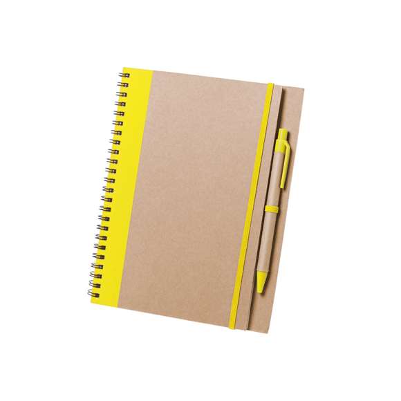 Libreta de anillas de línea nature fabricada en cartón reciclado. Con tapas duras de colores bitonos en color natural y extensa variedad de colores. Cuenta con un elástico de cierre, soporte para bolígrafo a juego y bolígrafo de cartón reciclado