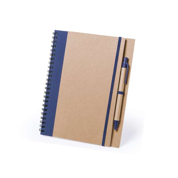 Libreta de anillas de línea nature fabricada en cartón reciclado. Con tapas duras de colores bitonos en color natural y extensa variedad de colores. Cuenta con un elástico de cierre, soporte para bolígrafo a juego y bolígrafo de cartón reciclado