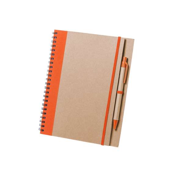 Libreta de anillas de línea nature fabricada en cartón reciclado. Con tapas duras de colores bitonos en color natural y extensa variedad de colores. Cuenta con un elástico de cierre, soporte para bolígrafo a juego y bolígrafo de cartón reciclado