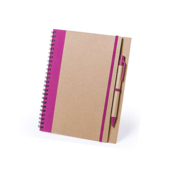 Libreta de anillas de línea nature fabricada en cartón reciclado. Con tapas duras de colores bitonos en color natural y extensa variedad de colores. Cuenta con un elástico de cierre, soporte para bolígrafo a juego y bolígrafo de cartón reciclado