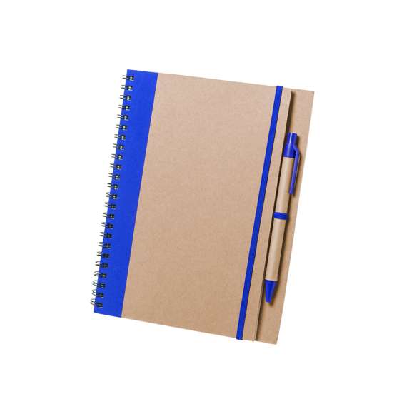 Libreta de anillas de línea nature fabricada en cartón reciclado. Con tapas duras de colores bitonos en color natural y extensa variedad de colores. Cuenta con un elástico de cierre, soporte para bolígrafo a juego y bolígrafo de cartón reciclado