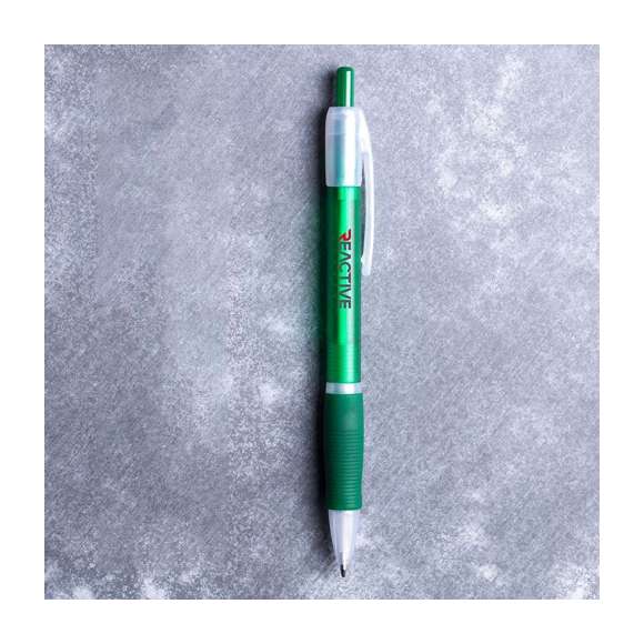 Bolígrafo fabricado en resistente ABS con mecanismo pulsador. Original diseño bicolor de llamativos y variados colores frosted en un suave acabado, con cómoda empuñadura a juego. Tinta azul.