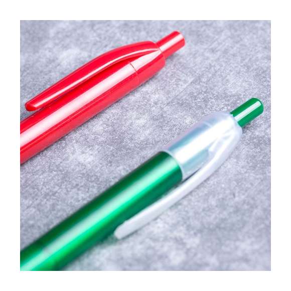 Bolígrafo fabricado en resistente ABS con mecanismo pulsador. Original diseño bicolor de llamativos y variados colores frosted en un suave acabado, con cómoda empuñadura a juego. Tinta azul.