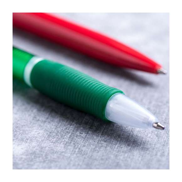 Bolígrafo fabricado en resistente ABS con mecanismo pulsador. Original diseño bicolor de llamativos y variados colores frosted en un suave acabado, con cómoda empuñadura a juego. Tinta azul.