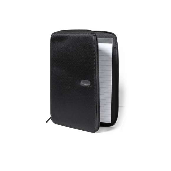 Elegante portadocumentos de cierre de cremallera acabado en suave microfibra. Interior con bloc extraíble de 20 hojas de distribución a una raya, bosillo de cremallera, bolsillo solapa, tarjeteros y soporte para bolígrafo. Con elegante chapa metálica en frontal para marcaje en láser.