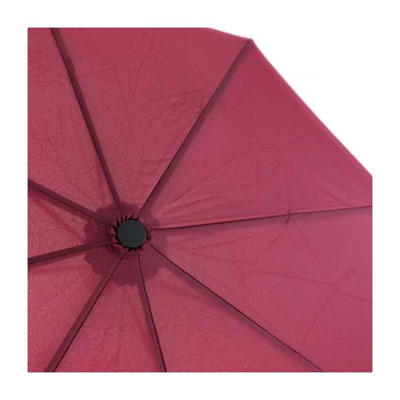 Paraguas plegable de alta calidad de 8 paneles en sobrios colores. De 98cm de diámetro, con apertura automática y en resistente material pongee. Con varillas metálicas en color negro, cierre de velcro y mango ergonómico de EVA con cinta de transporte. Presentado en funda individual a juego con cinta de transporte y cierre con accesorio de ajuste.