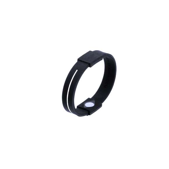 Pulsera de bienestar con tratamiento de iones y cuerpo acabado en suave silicona de vivos colores. Talla única de adulto y con pastilla para marcaje. Presentada en estuche individual con ventana en color negro.