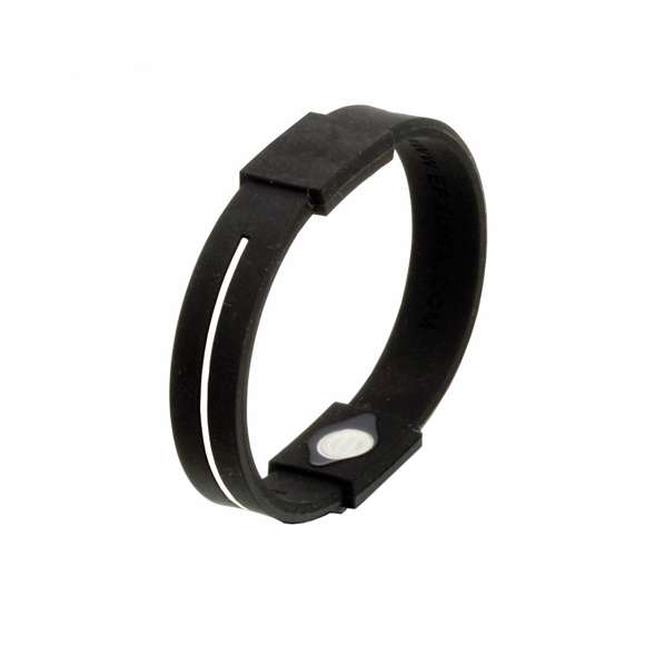 Pulsera de bienestar con tratamiento de iones y cuerpo acabado en suave silicona de vivos colores. Talla única de adulto y con pastilla para marcaje. Presentada en estuche individual con ventana en color negro.