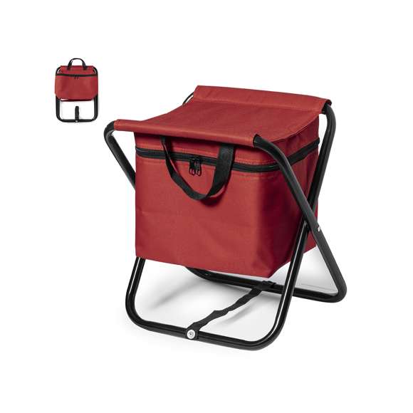 Silla plegable con cuerpo de aluminio y nevera integrada en asiento de variados colores. Asiento y nevera en resistente poliéster 600D con costuras reforzadas. Con cierre de cremallera y prácticas asas de transporte en nylon. Con tira de refuerzo de nylon en las patas e interior isotermo en acabado de aluminio.