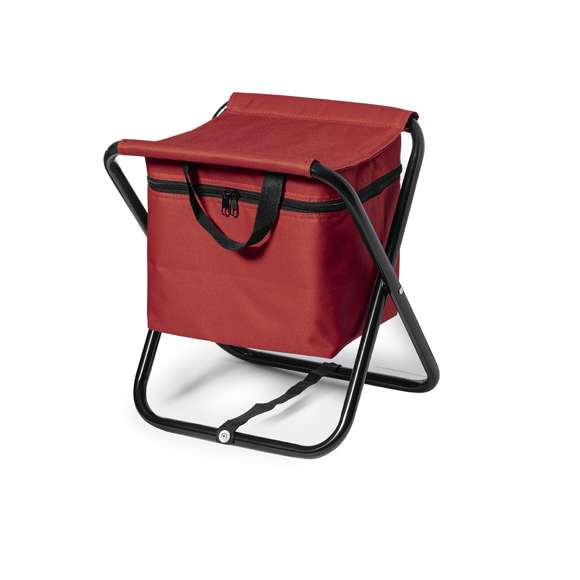 Silla plegable con cuerpo de aluminio y nevera integrada en asiento de variados colores. Asiento y nevera en resistente poliéster 600D con costuras reforzadas. Con cierre de cremallera y prácticas asas de transporte en nylon. Con tira de refuerzo de nylon en las patas e interior isotermo en acabado de aluminio.