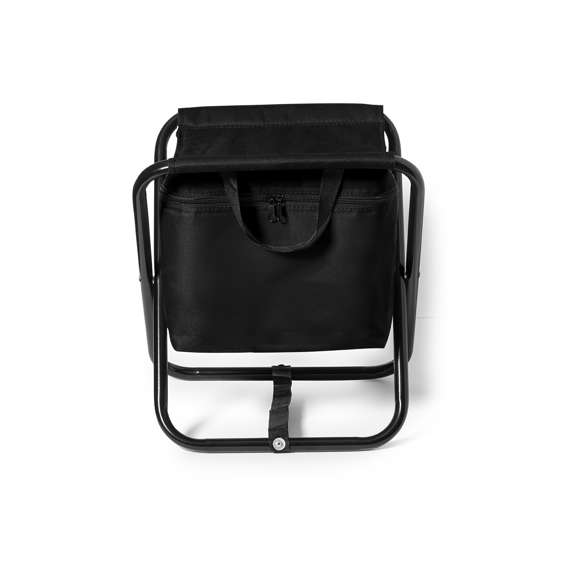 Silla plegable con cuerpo de aluminio y nevera integrada en asiento de variados colores. Asiento y nevera en resistente poliéster 600D con costuras reforzadas. Con cierre de cremallera y prácticas asas de transporte en nylon. Con tira de refuerzo de nylon en las patas e interior isotermo en acabado de aluminio.